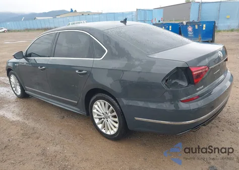 2017 Volkswagen Passat 1.8T R-Line z USA, uszkodzony, nr VIN 1VWDT7A36HC070264